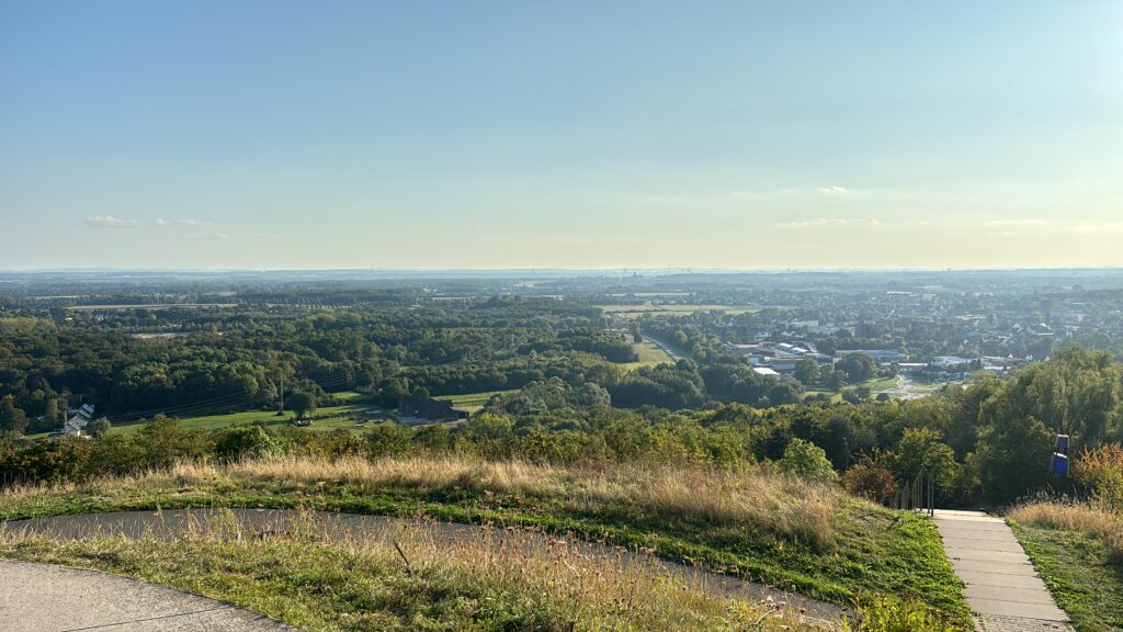 Panoramablick von einem Aussichtspunkt über das Ruhrgebiet und Westfalen