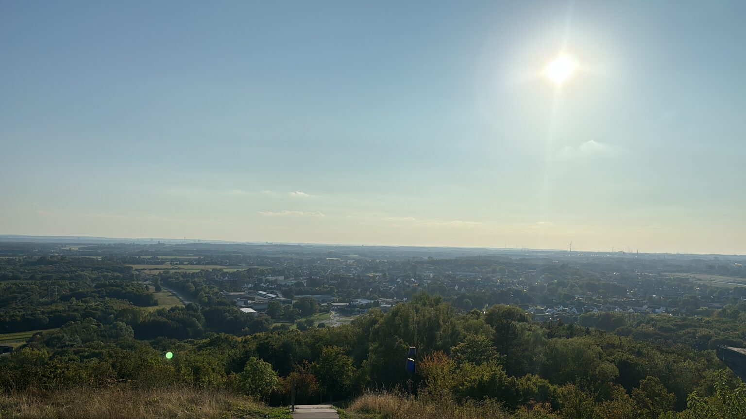 Sonniger Panoramablick über die Region Ruhrgebiet und Westfalen