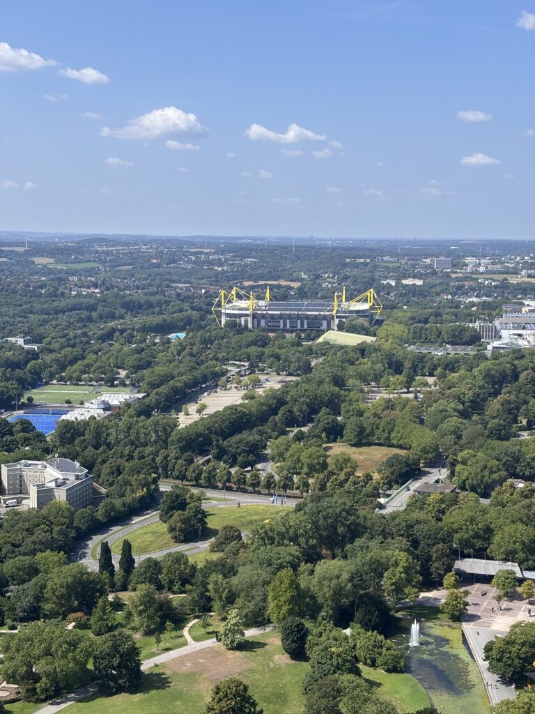Luftaufnahme über einen Park mit markantem Gebäude in Dortmund